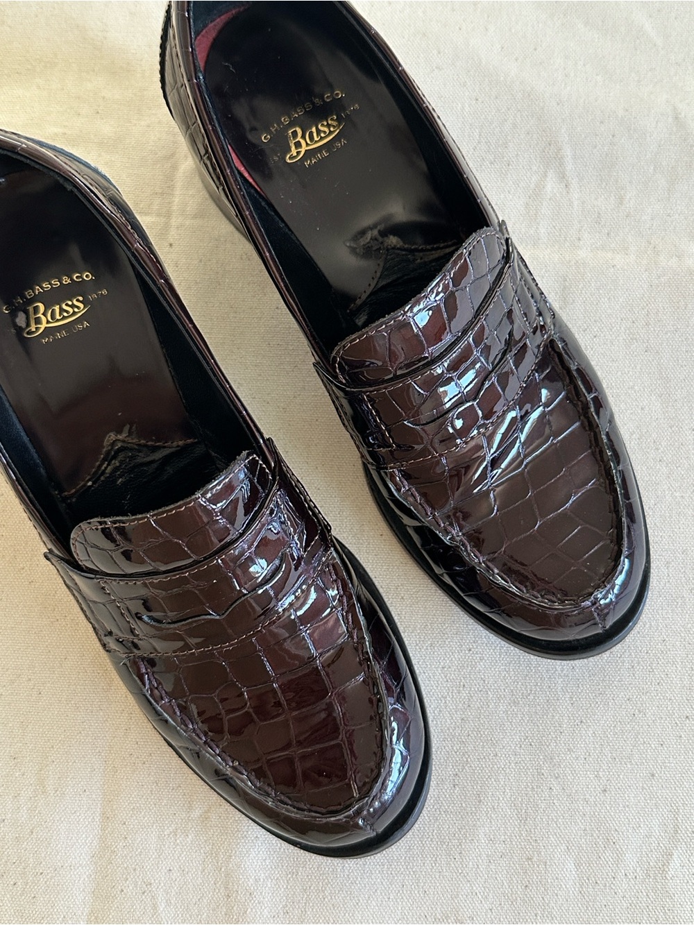 Bass Women’s Croc-Embossed Patent Loafers in Dark Burgundy - Picture 4 of 10